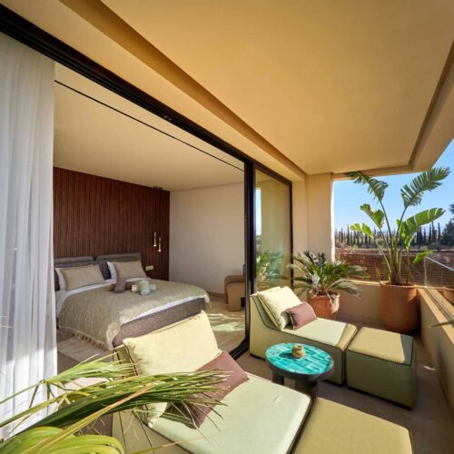 Suite avec lit double ouvrant sur une terrasse