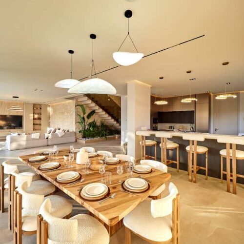 Salle à manger et cuisine ouverte de la villa