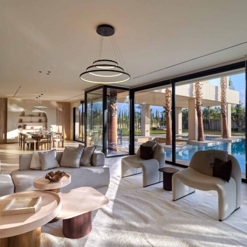 Grand salon ouvert sur la piscine