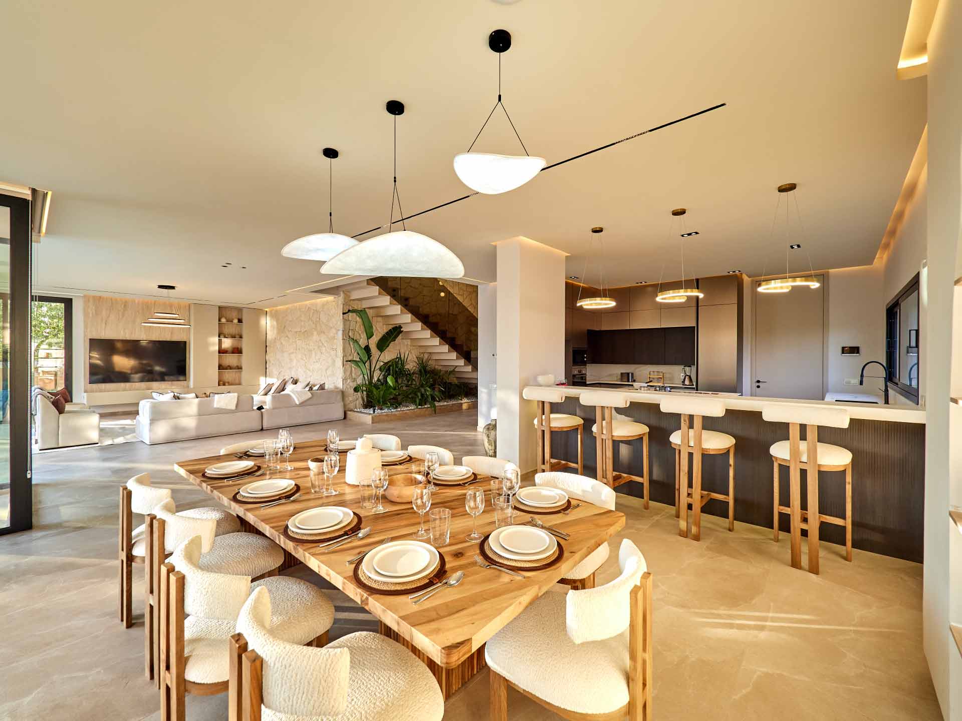 Salle à manger et cuisine ouverte avec îlot