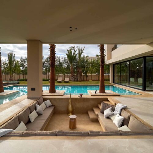 Piscine et salon extérieur sous la terrasse couverte
