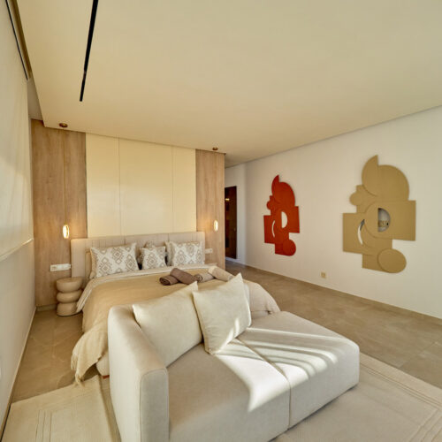 Suite avec lit double et sculptures murales