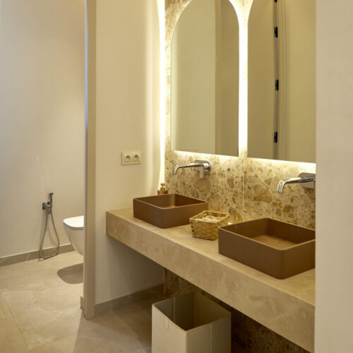 Salle de bains avec double vasque en pierre