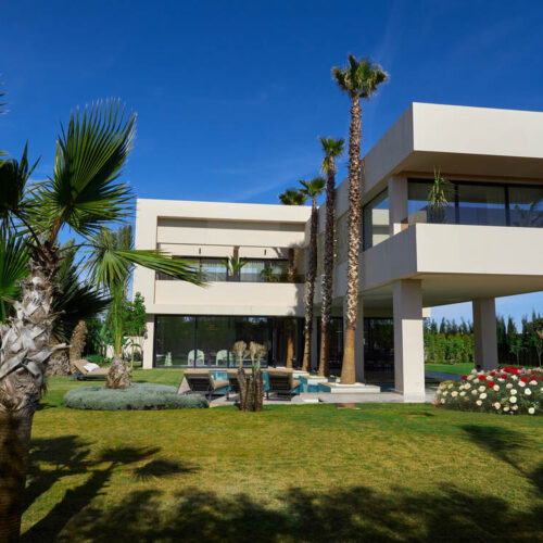 Façade de la villa et jardin fleuri