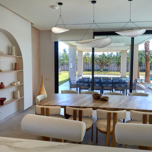 Salle à manger donnant sur la piscine