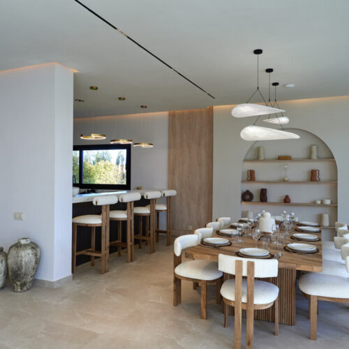 Salle à manger, cuisine et étagères décoratives