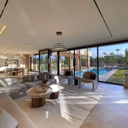 Salon ouvert sur la piscine