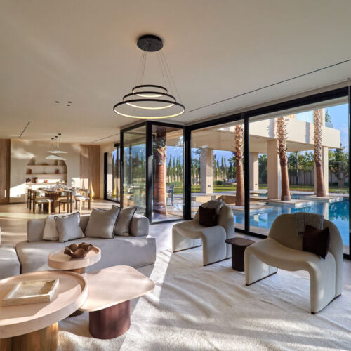 Salon et vue sur la piscine