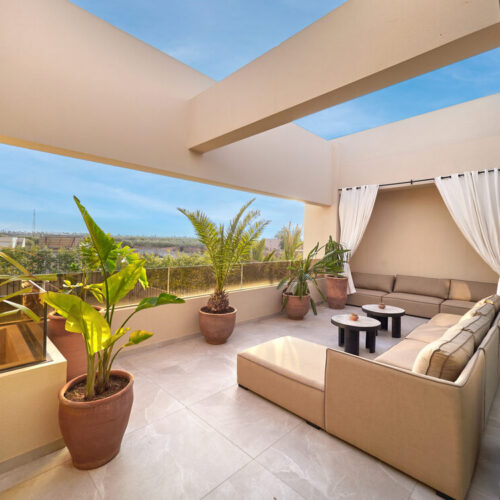 Terrasse couverte avec salon et vue sur la campagne