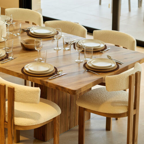 Table dressée dans la salle à manger