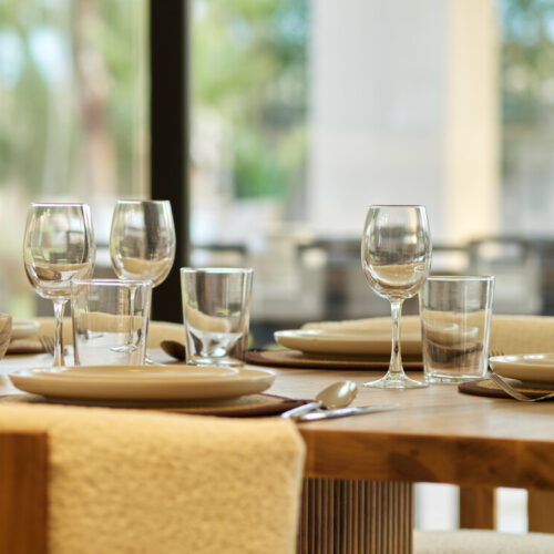 Verres et table dressée