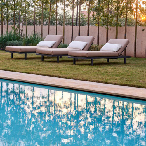 Bains de soleil au bord de la piscine