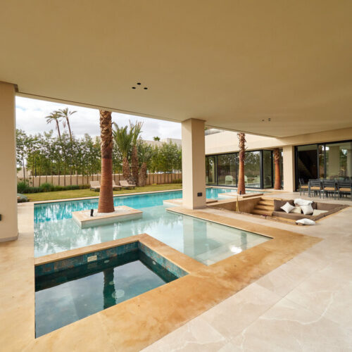 Piscine et terrasse couverte de la villa