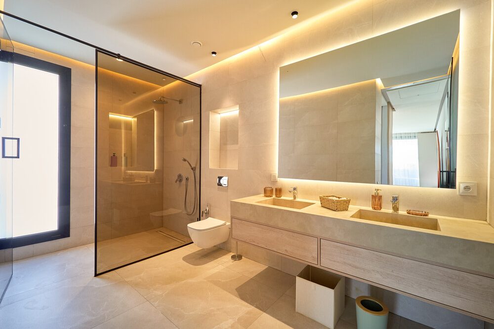 Salle de bains avec douche vitrée