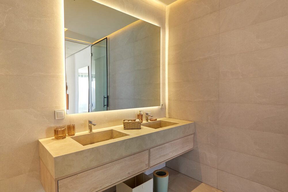 Salle de bains avec double vasque et miroir lumineux