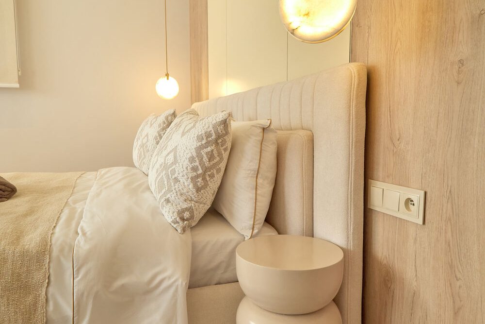 Détail de la tête de lit et du linge