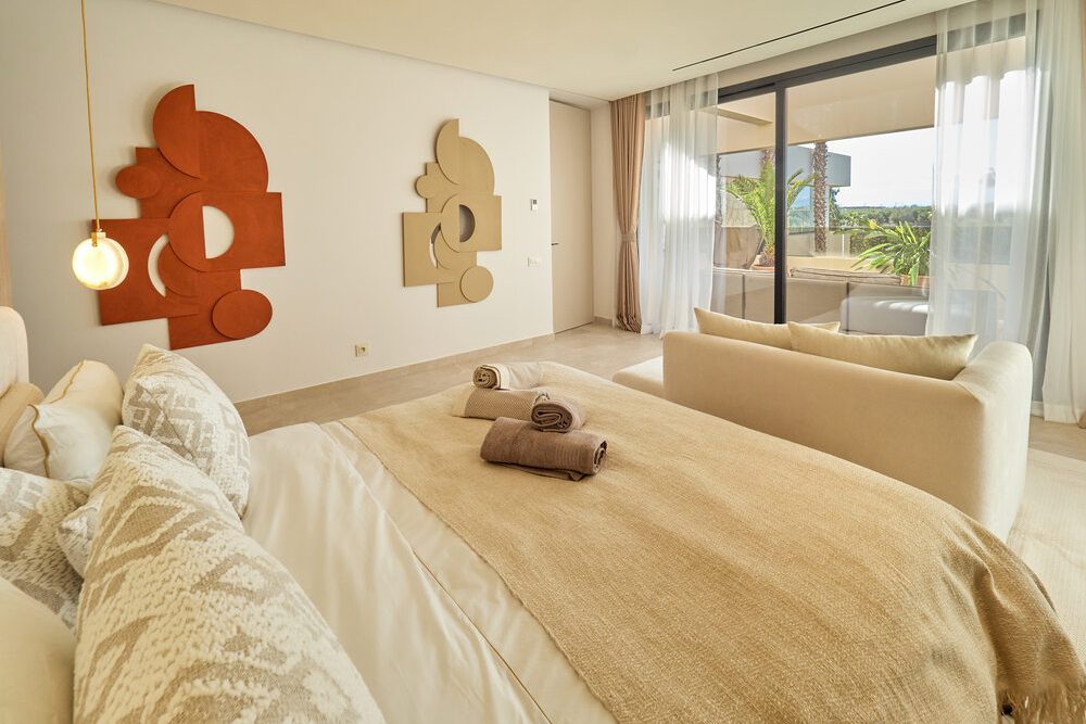 Suite décorée d'œuvres murales terracotta
