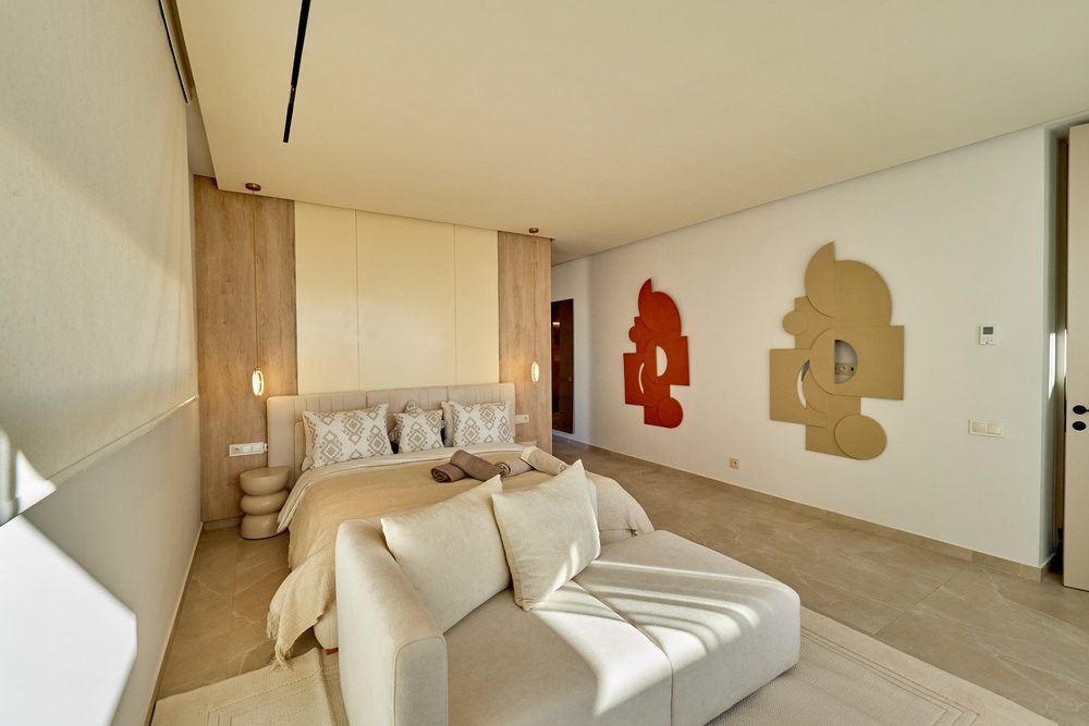 Suite avec lit double et sculptures murales