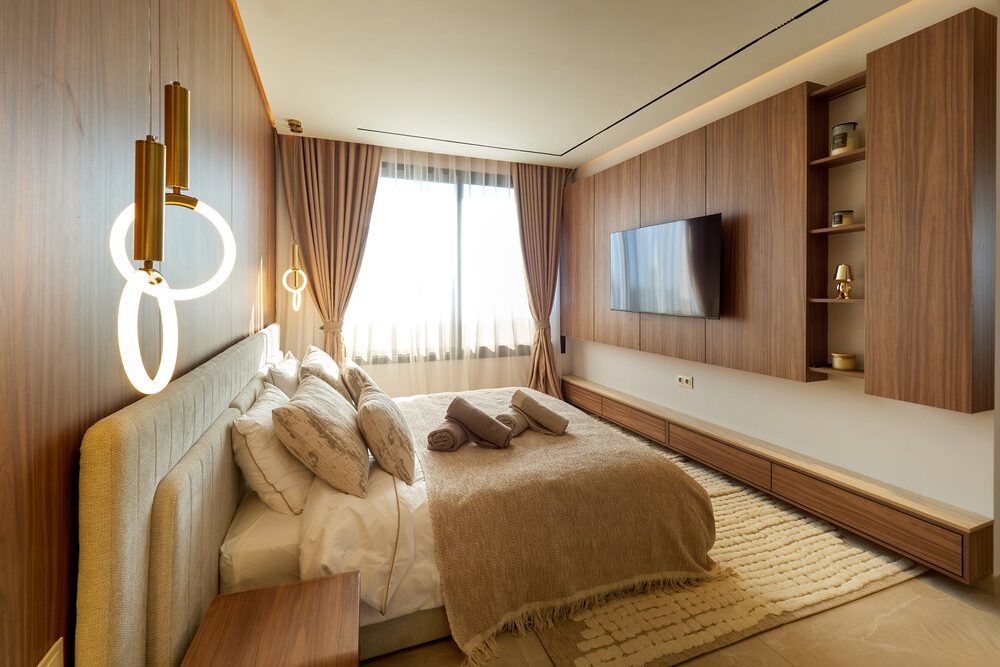 Suite avec boiseries et télévision