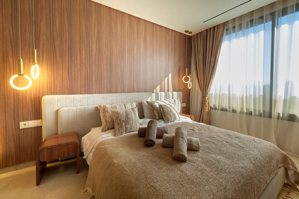 Suite avec lit double et suspension lumineuse