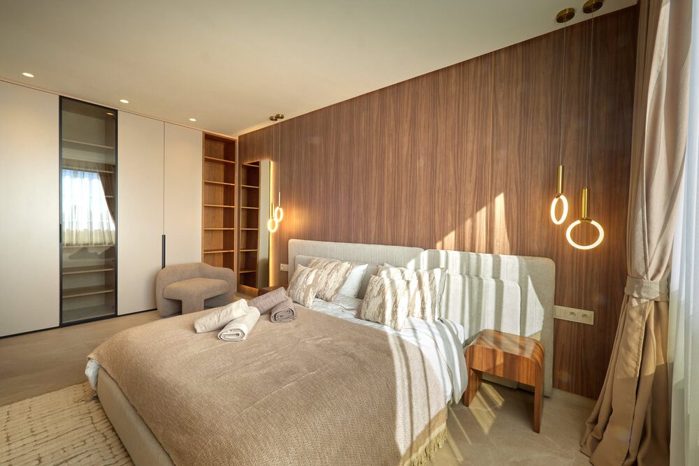 Suite avec lit double et rangements en bois