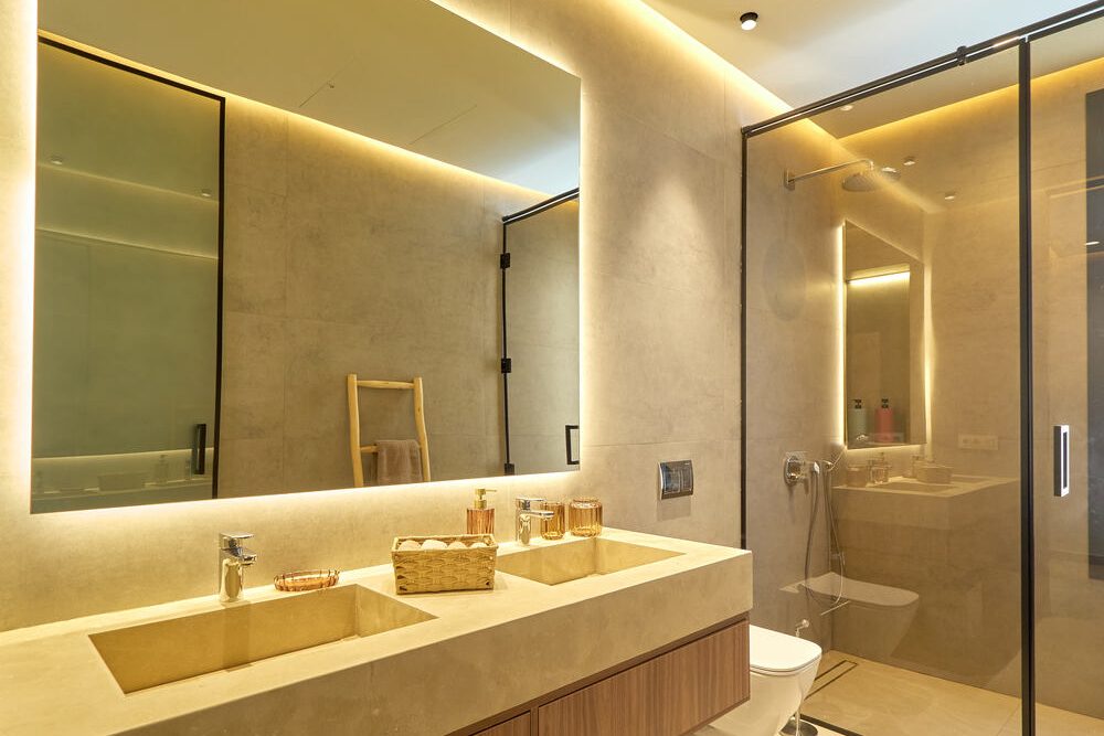 Salle de bains avec douche et miroir éclairé