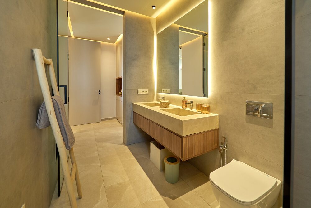 Salle de bains avec vasque suspendue en pierre