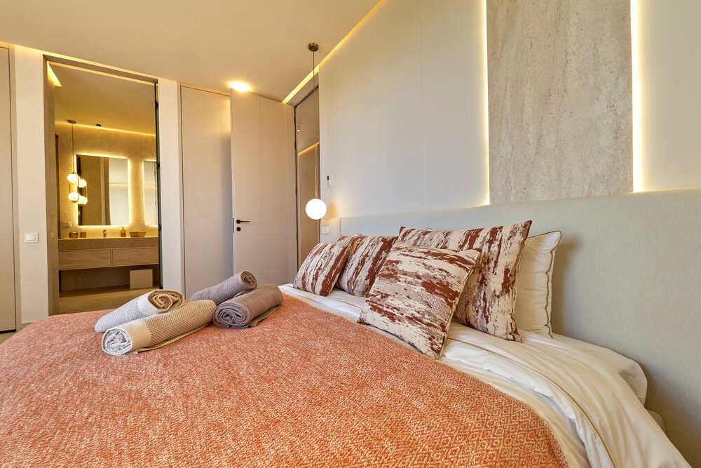 Suite avec linge de lit terracotta