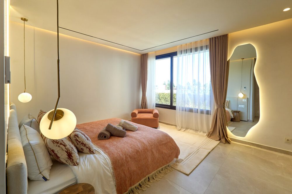 Suite avec miroir aux formes organiques
