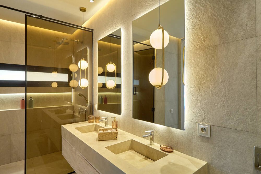 Salle de bains avec double vasque et globes lumineux