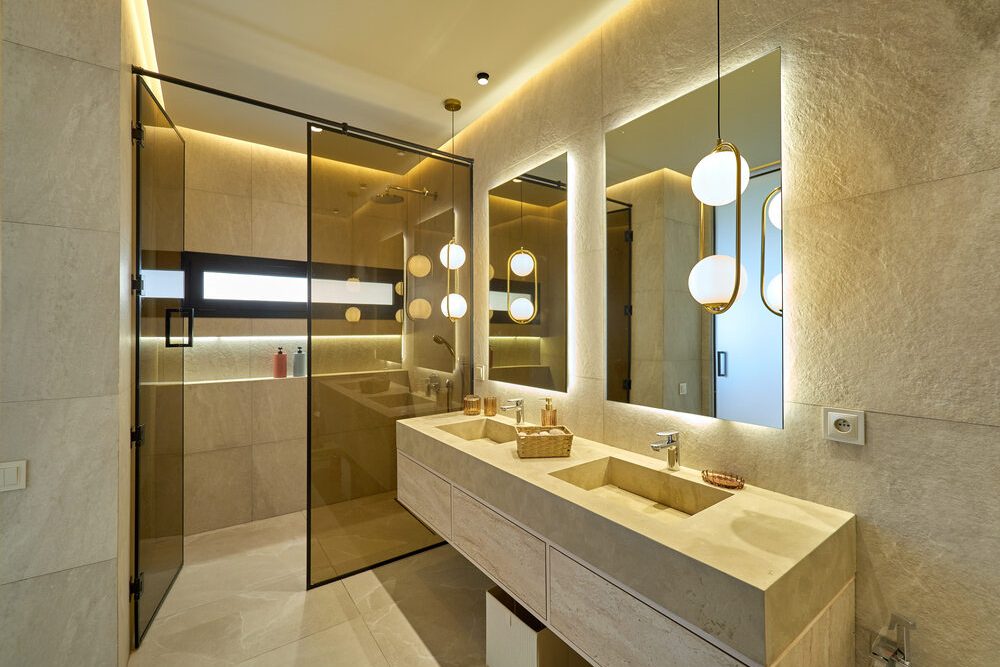 Salle de bains avec douche vitrée et vasques