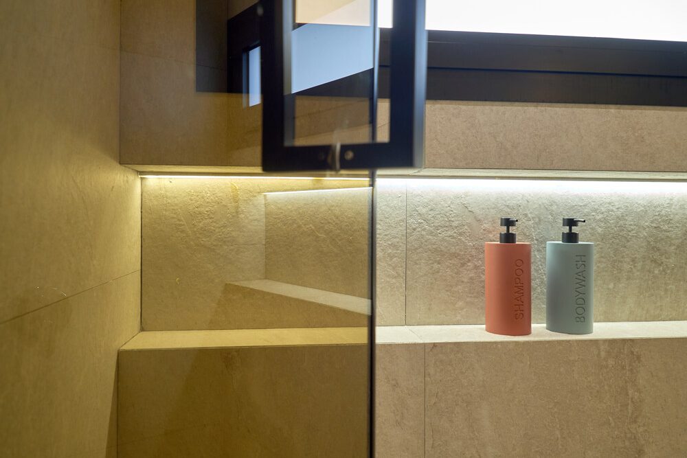 Niche de douche éclairée avec produits d'accueil