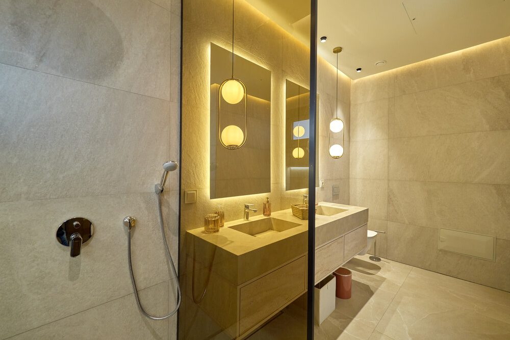 Douche à l'italienne et globes lumineux