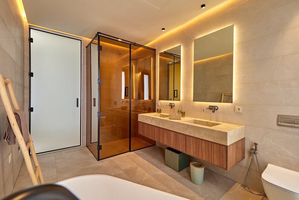 Salle de bains avec douche vitrée et double vasque