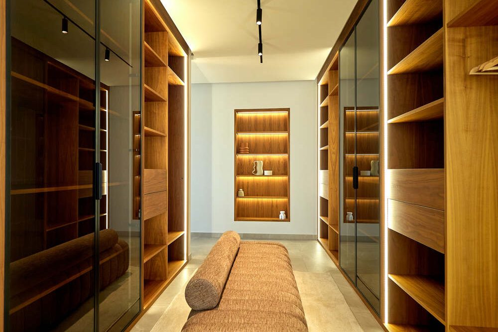 Dressing en bois éclairé