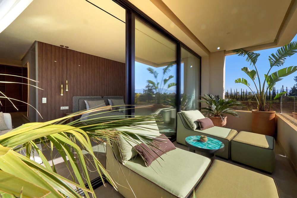 Suite ouverte sur une terrasse plantée