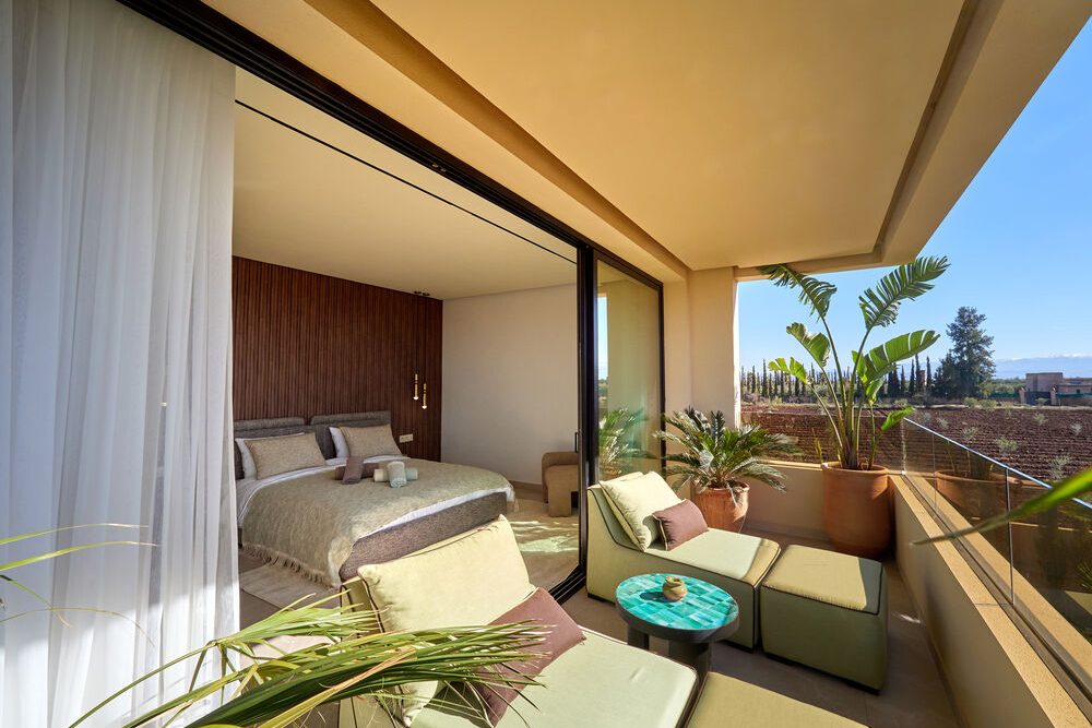 Suite avec lit double donnant sur la terrasse