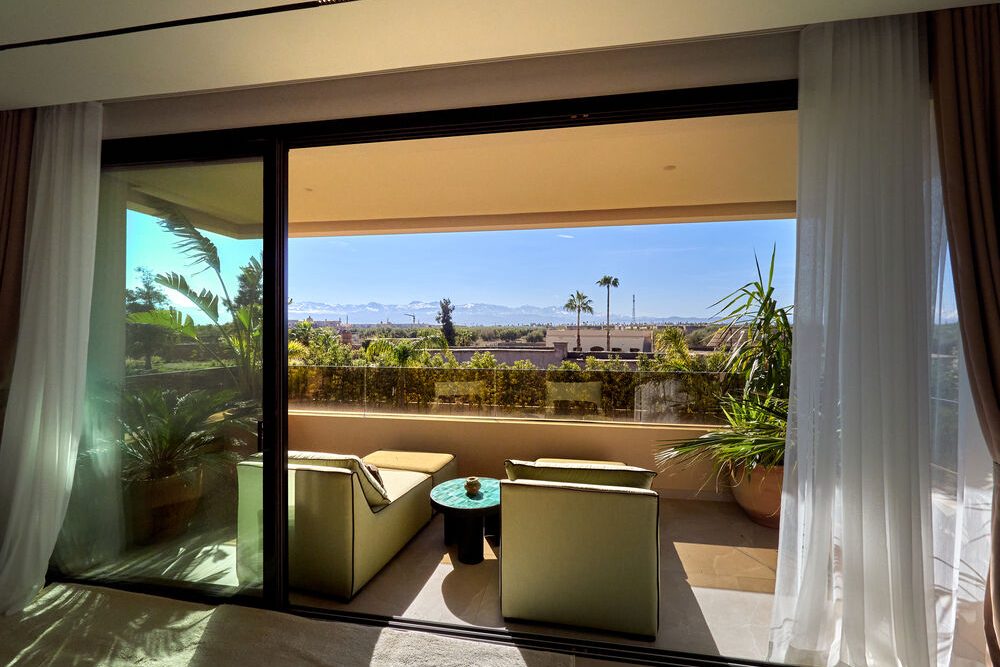 Vue sur la terrasse depuis la suite