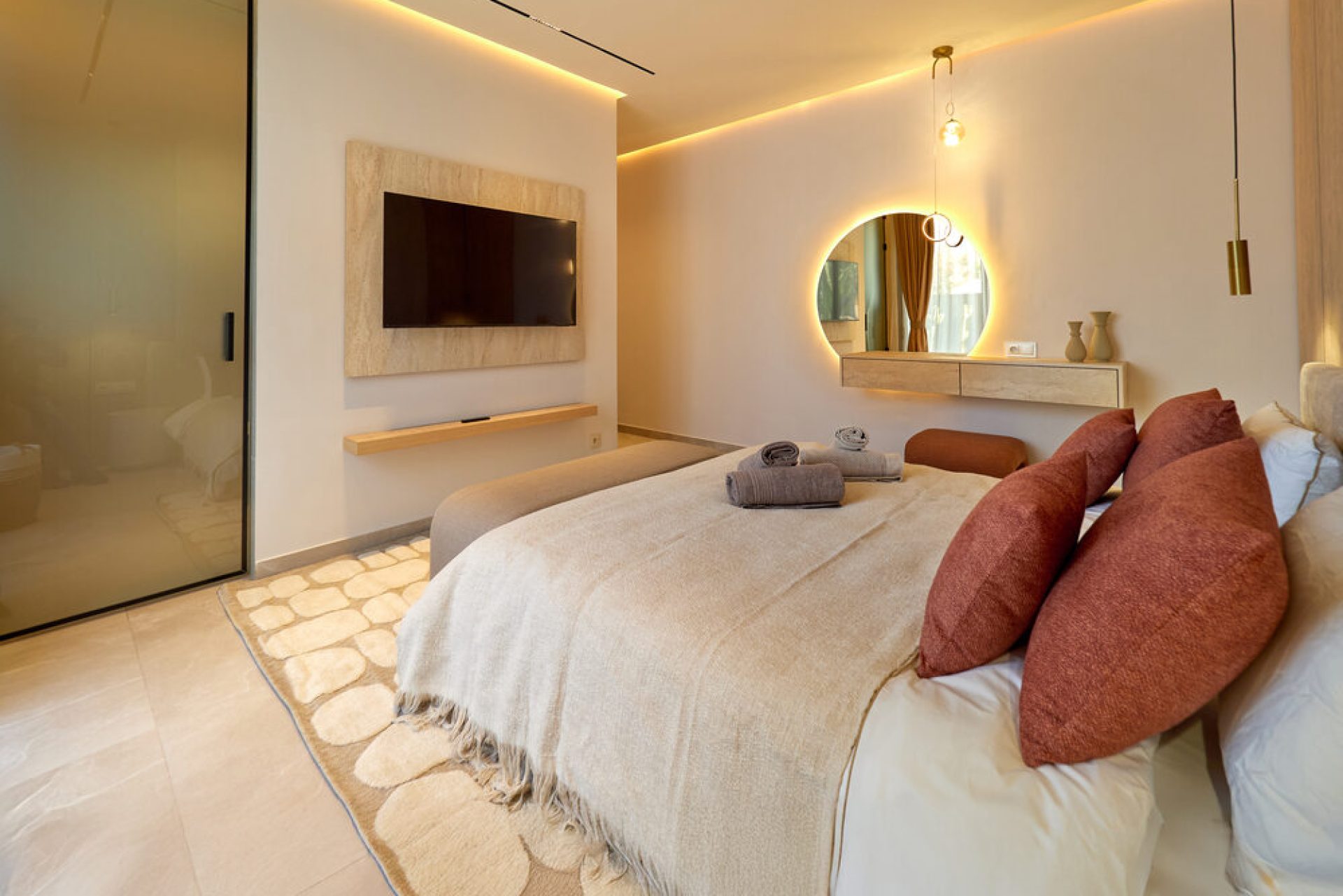 Suite avec lit double et coussins terracotta