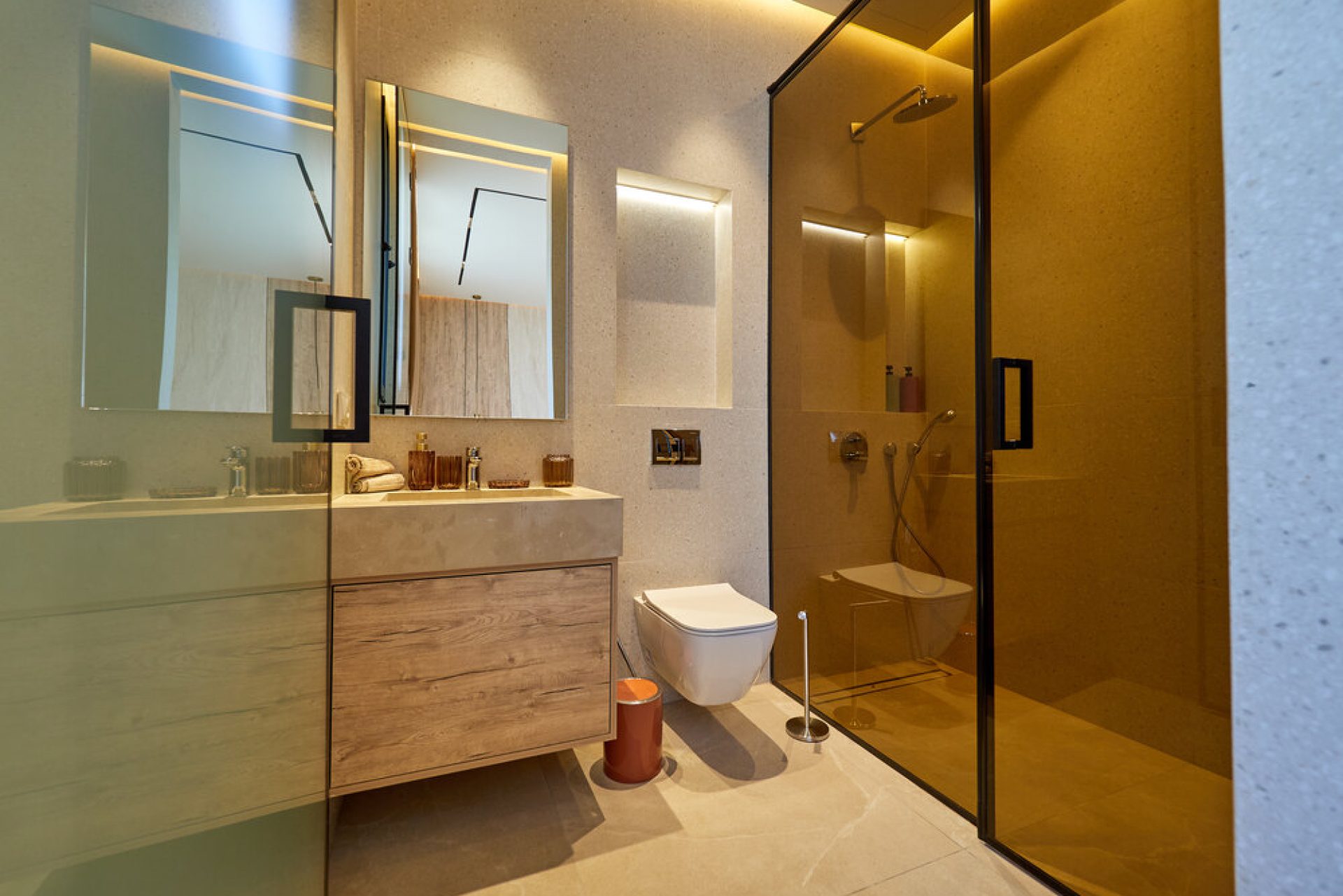 Salle de bains avec douche à l'italienne vitrée