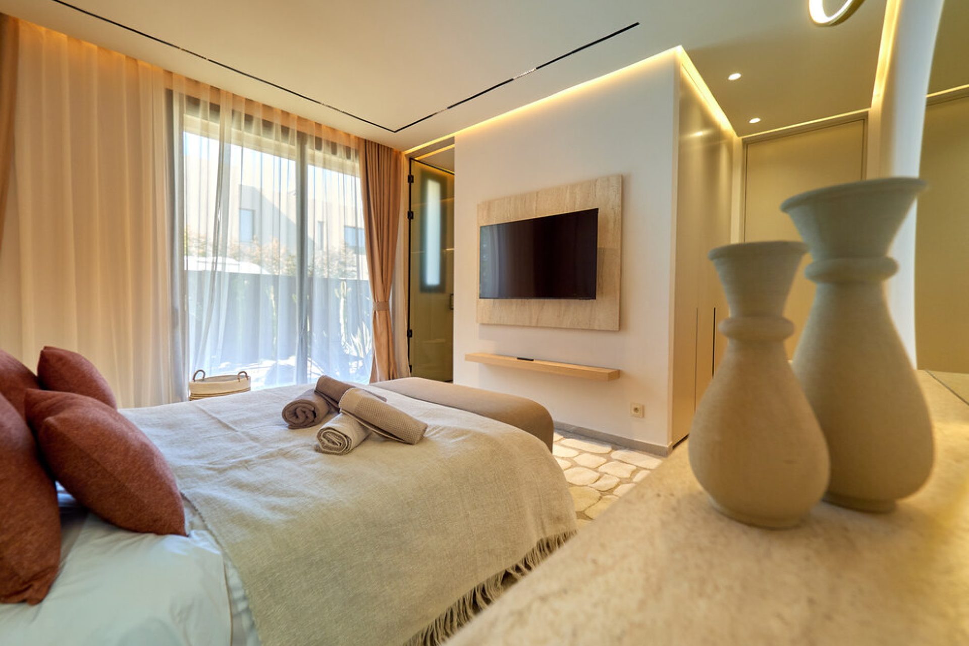 Suite lumineuse avec coussins terracotta