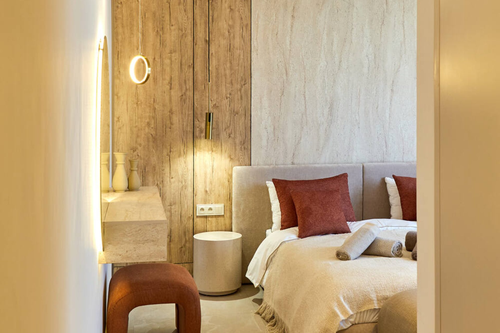Suite avec coussins terracotta et applique murale