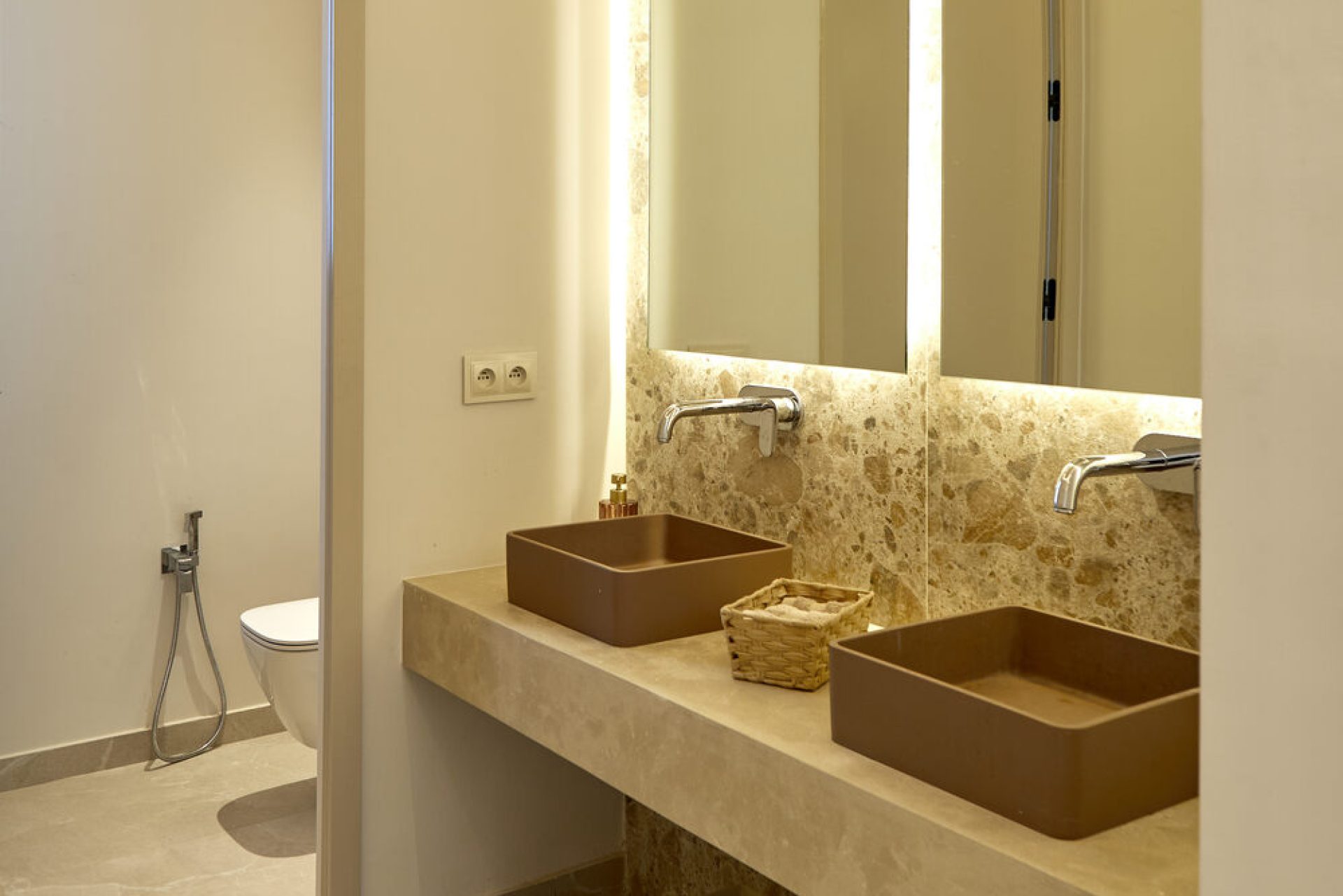 Salle de bains avec double vasque en pierre