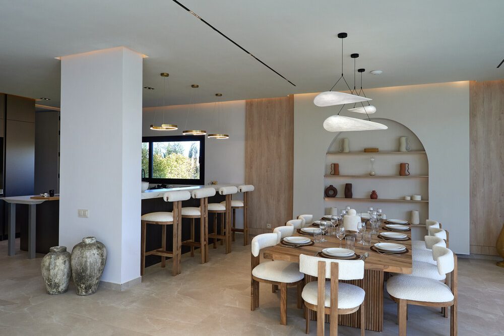 Salle à manger, cuisine et étagères décoratives