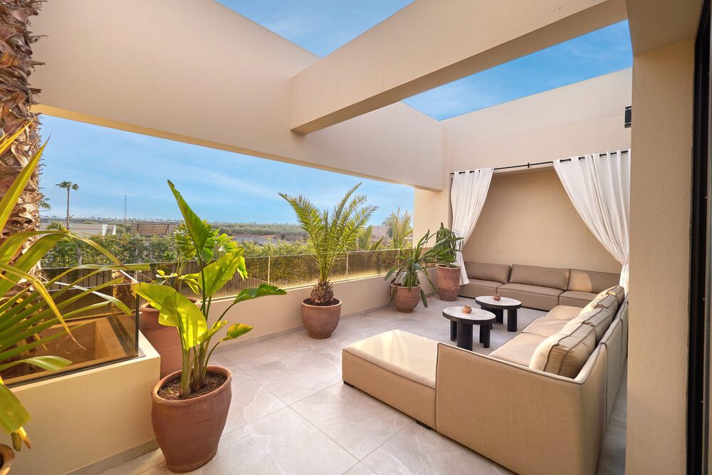 Terrasse couverte avec salon et vue sur la campagne