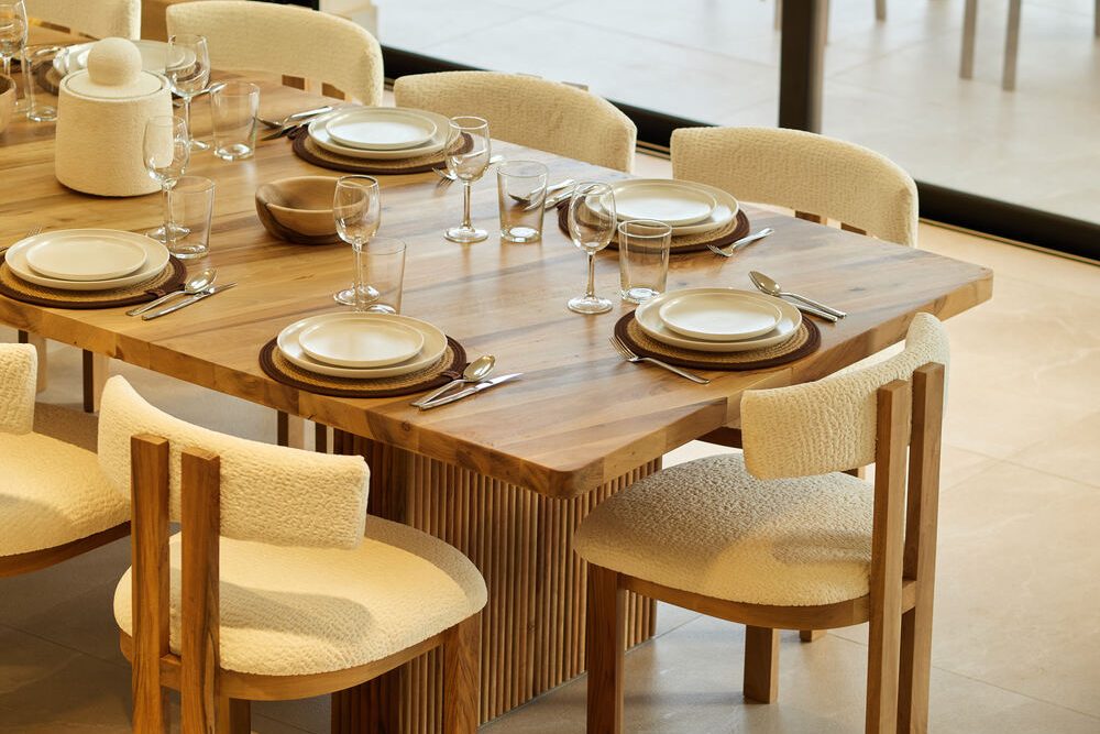 Table dressée dans la salle à manger