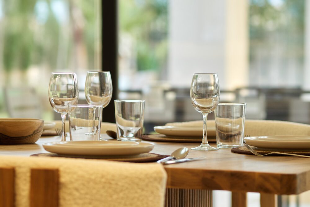 Verres et table dressée