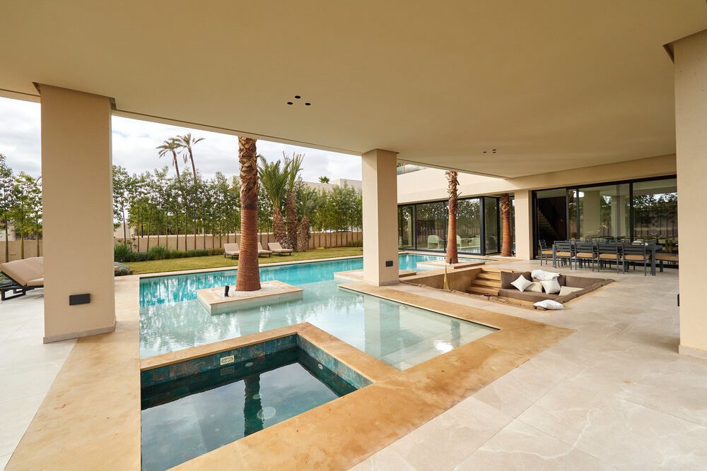 Piscine et terrasse couverte de la villa