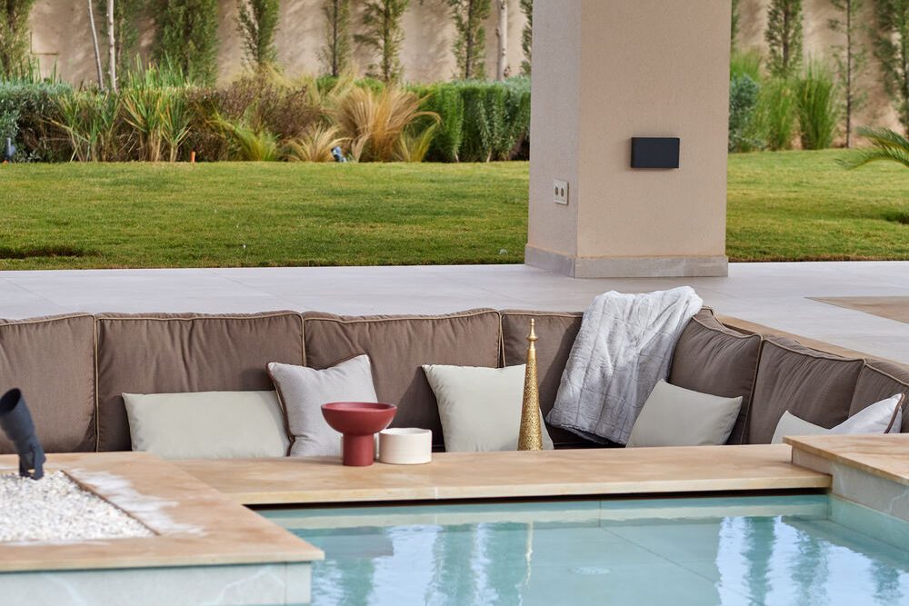 Salon extérieur encastré au bord de la piscine